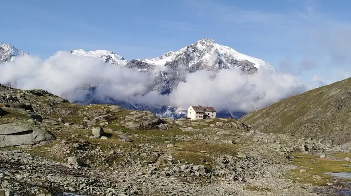 Düsseldorfer Hütte vor Ortler, Zebru und Königspitze | © C. Honert