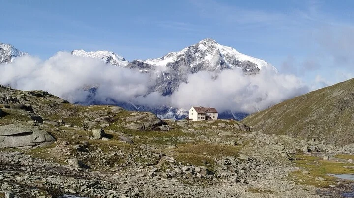 Düsseldorfer Hütte vor Ortler, Zebru und Königspitze | © C. Honert