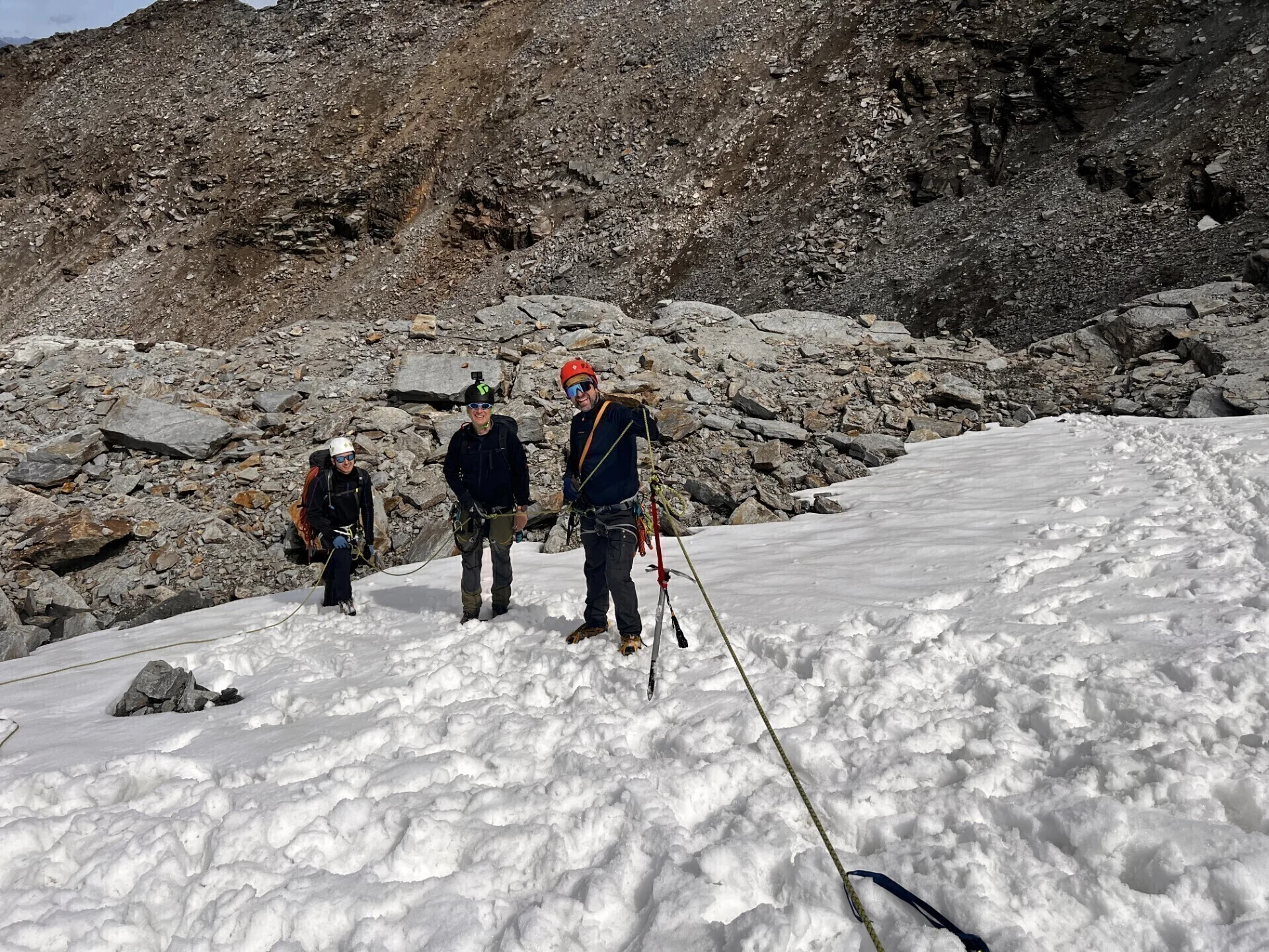 Erster Gipfel: Hinteres Schöneck mit allen 13 Teilnehmern  | © C. Honert