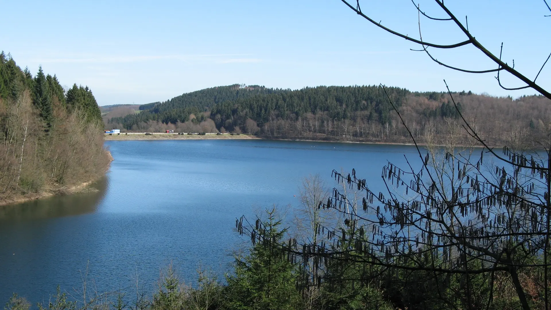 Blick über die Versetalsperre mit Damm im Hintergrund | © Von Helfmann, CC BY-SA 3.0, https://commons.wikimedia.org/w/index.php?curid=11405196