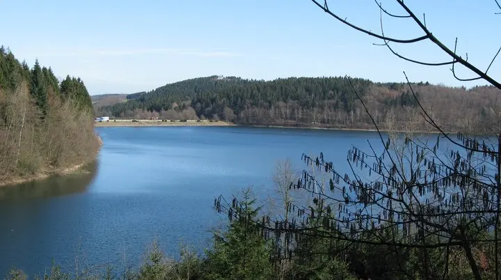 Blick über die Versetalsperre mit Damm im Hintergrund | © Von Helfmann, CC BY-SA 3.0, https://commons.wikimedia.org/w/index.php?curid=11405196