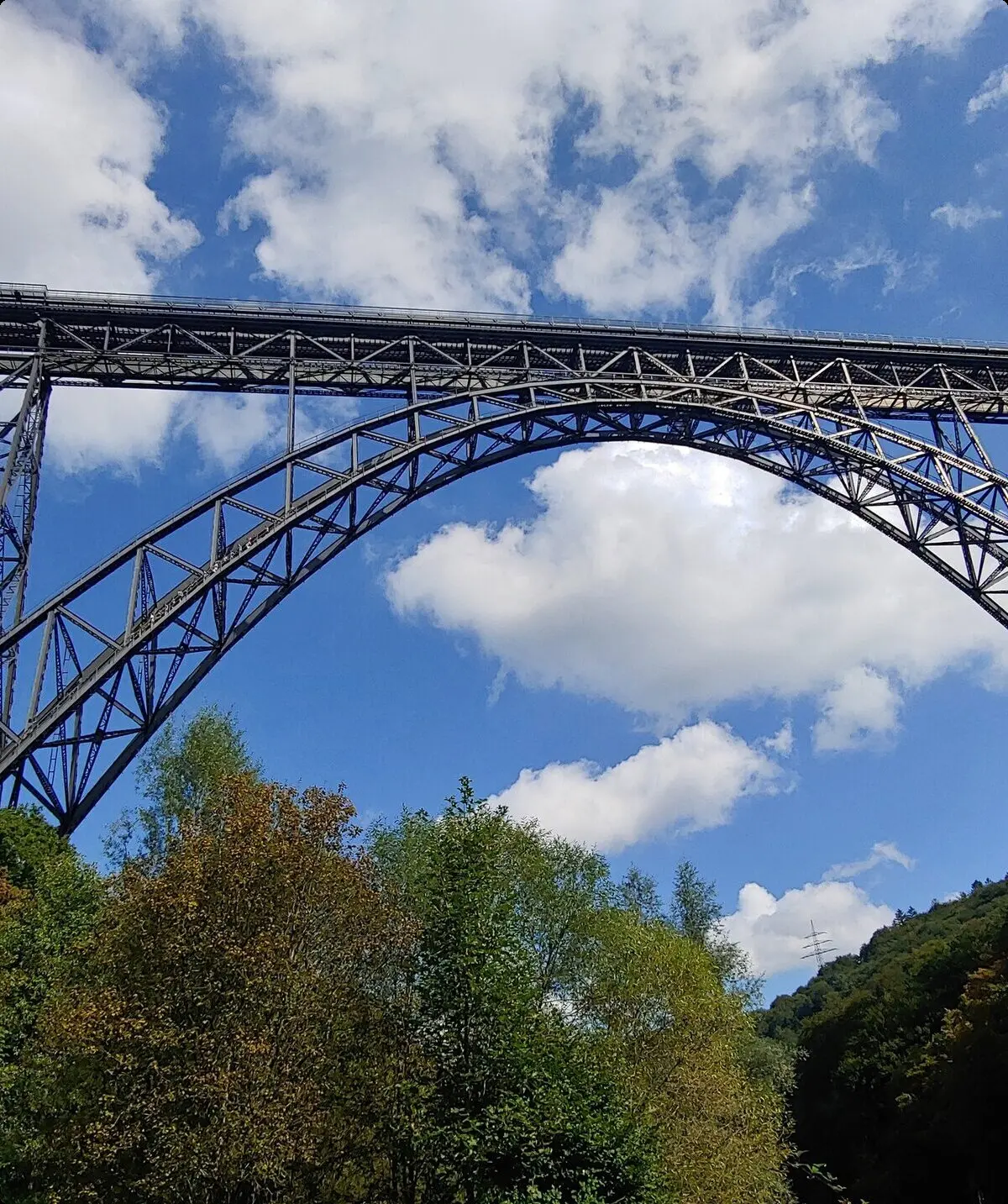 Müngstener Brücke vom Ufer der Wupper | © Uwe Drath