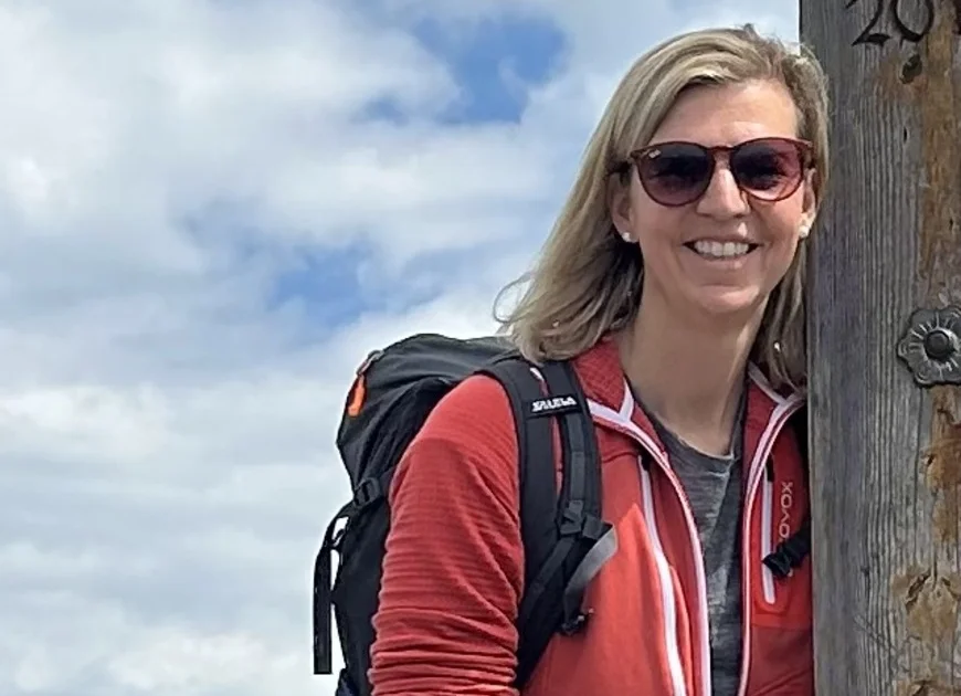 Simone am Gipfelkreuz | © Simone Servatius