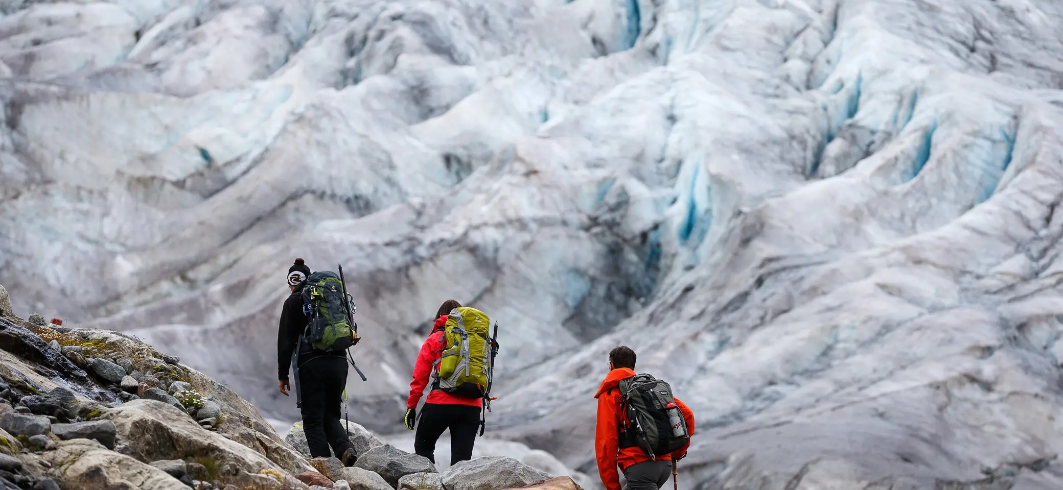 Hochtour: drei Wanderer laufen mit Rucksack über den Gepatschferner zur Rauhekopfhütte. | © DAV/Marco Kost