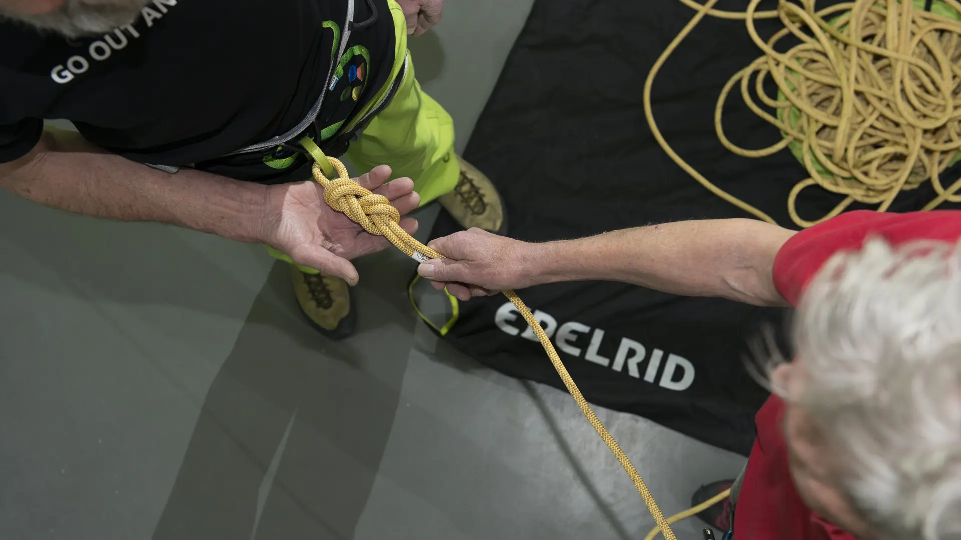 Ein Kletterpaar beim Partnercheck in einer Kletterhalle in Ulm. | © DAV/Thilo Brunner