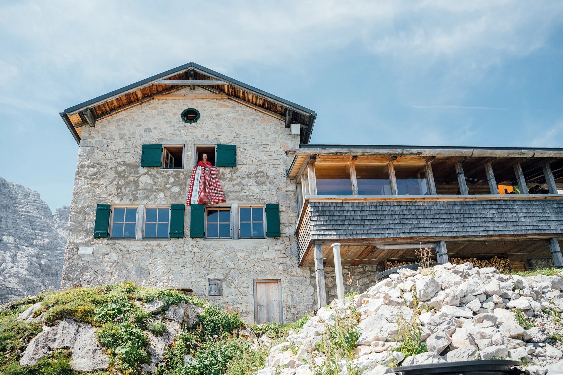 DAV-Berghütte aus Stein: Blick von unterhalb | © DAV / Julian Rohn