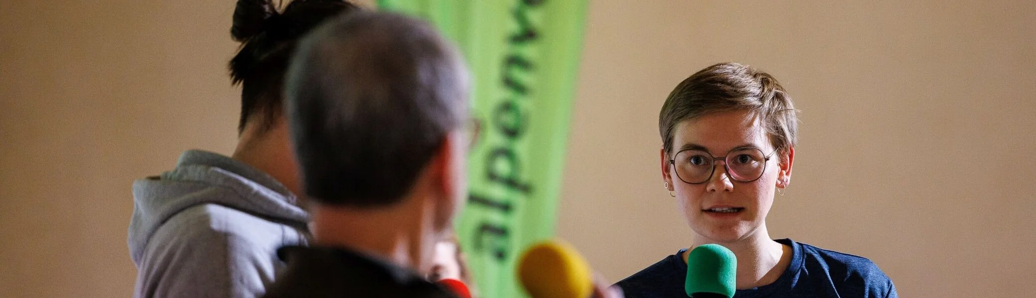 Gemeinsamer Austausch zwischen drei Mitarbeitenden des DAV. | © DAV /  Johanna Felber